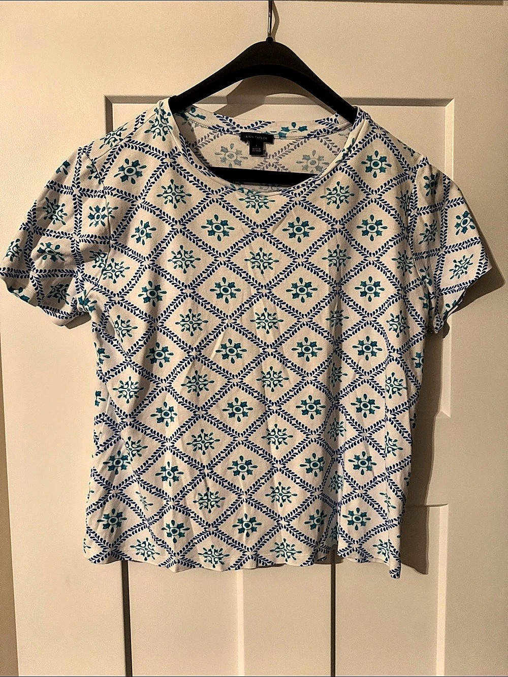 Ann Taylor Geometric Short Sleeve Top in White & Blue Size Large